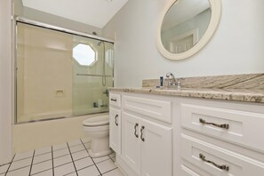 House, Multiple Beds (Paradise 247) | Bathroom