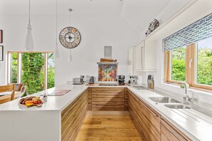 Fridge, microwave, oven, stovetop - A stunning contemporary Cornish home boasting superb coastal views, swimming pool & sauna (Looe)