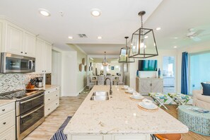 Condo, 3 habitaciones | Cocina privada | Refrigerador, microondas, parrilla de estufa y utensilios de cocina 