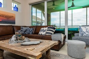 Condo, 3 habitaciones | Sala de estar | Televisión 