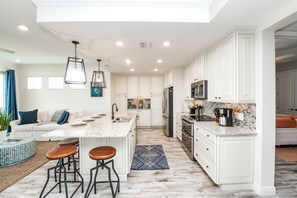 Condo, 3 quartos | Cozinha privada | Geladeira, micro-ondas, cooktop, talheres/pratos/utensílios de cozinha