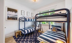 3 bedrooms, iron/ironing board, bed sheets