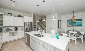 Maison, 4 chambres | Cuisine privée | Réfrigérateur, micro-ondes, plaque de cuisson, lave-vaisselle