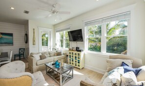 House, 4 Bedrooms | Living room