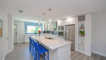 Casa, 3 habitaciones | Cocina privada | Refrigerador, microondas, parrilla de estufa y lavavajillas