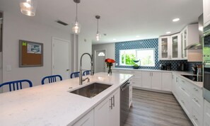 Casa, 3 habitaciones | Cocina privada | Refrigerador, microondas, parrilla de estufa y lavavajillas