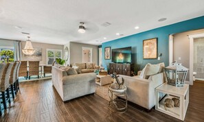 บ้านพัก, 4 ห้องนอน | ห้องนั่งเล่น | ทีวี 36 นิ้ว พร้อมช่องเคเบิล