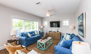 House, 5 Bedrooms | Living area
