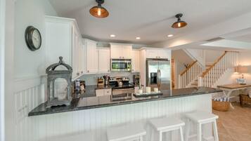 House, 4 Bedrooms | Private kitchen | Fridge, microwave, stovetop, dishwasher