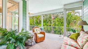 House, 4 Bedrooms | Living room | 42-inch TV with cable channels