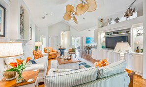 Casa, 4 habitaciones | Sala de estar | Televisión de 42 pulgadas con canales por cable