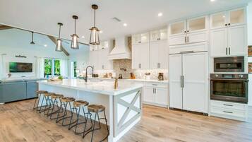 Casa, varias camas | Cocina privada | Refrigerador, microondas, parrilla de estufa y lavavajillas