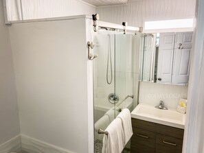 Appart'hĂŽtel, 2 chambres | Salle de bain | Serviettes fournies