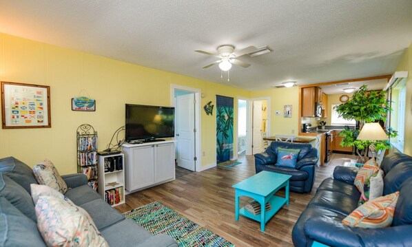 Condo, 2 Bedrooms | Living room | 42-inch TV with cable channels