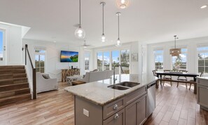 Casa, varias camas | Cocina privada | Refrigerador, microondas, parrilla de estufa y lavavajillas 