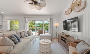 Casa, 3 quartos | Área de estar | TV 42 polegadas com canais a cabo