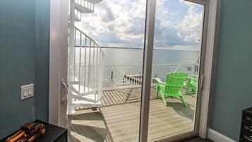 House, 5 Bedrooms | Balcony