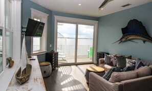 Huis, 5 slaapkamers | Woonkamer | Een 36-inch televisie met kabelzenders