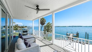 Casa, 5 habitaciones | Sala de estar | Televisión de 36 pulgadas con canales por cable