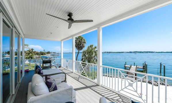 Nhà, 5 phòng ngủ | Phòng khách | TV 36-inch có truyền hình cáp