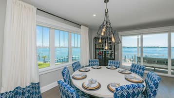 House, 5 Bedrooms | In-room dining