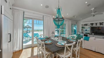 House, Multiple Beds | In-room dining