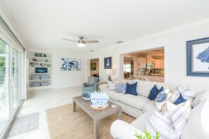 House, 3 Bedrooms | Living room | 42-inch TV with cable channels