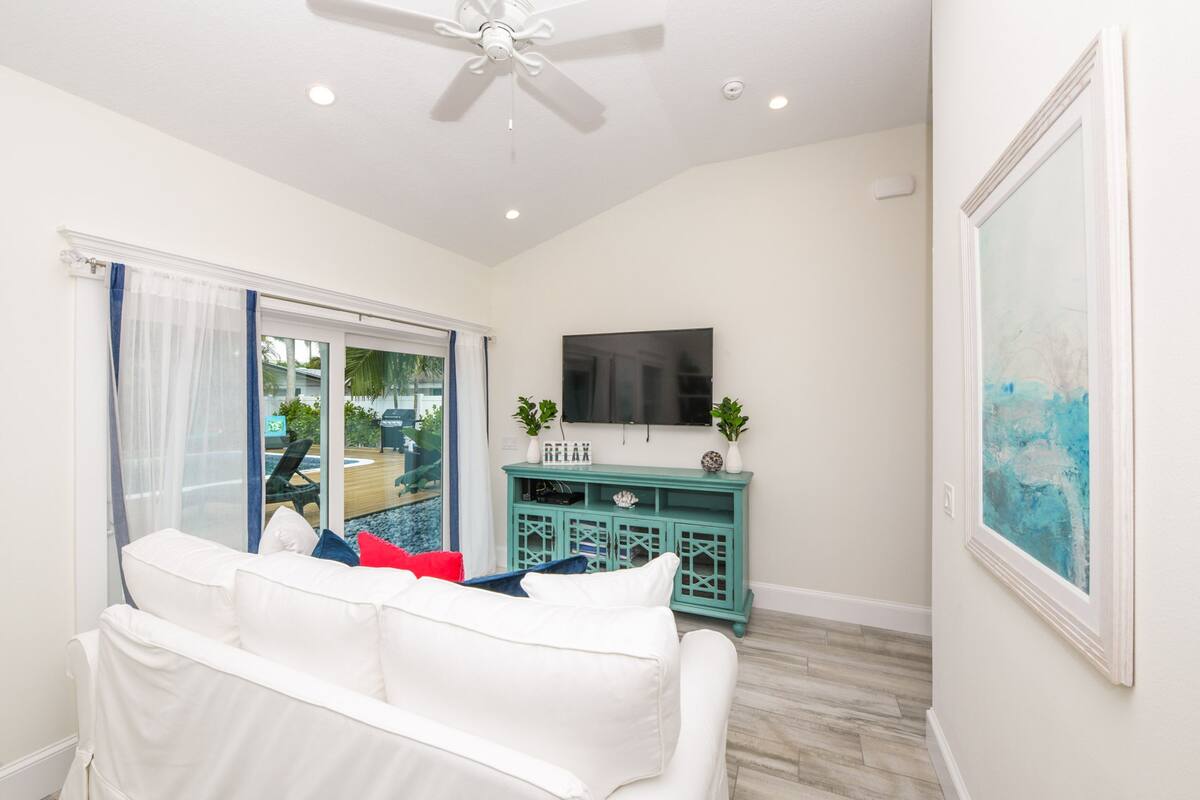 Villa, 2 Bedrooms | Living room | 35-inch TV with cable channels