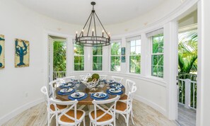 House, 5 Bedrooms | Dining