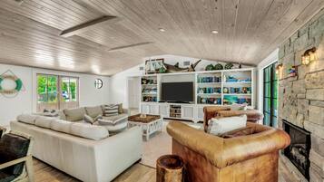 House, 3 Bedrooms | Living room | 42-inch TV with cable channels