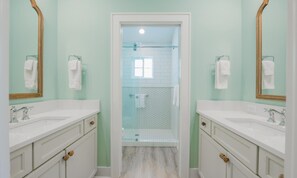 Huis, 3 slaapkamers | Badkamer | Een haardroger, handdoeken
