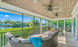 Talo, 3 makuuhuonetta | Olohuone | 36–tuumainen televisio, jossa kaapelikanavat