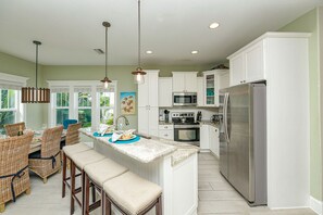 House, 6 Bedrooms | Private kitchen