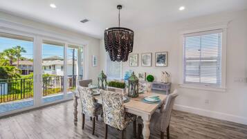 House, 5 Bedrooms | Dining