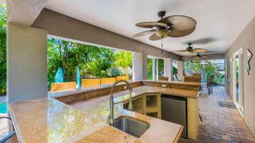 Casa, varias camas | Cocina privada | Refrigerador, microondas, parrilla de estufa y lavavajillas