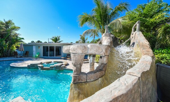 House, 5 Bedrooms | Pool