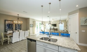 House, 6 Bedrooms | Private kitchen