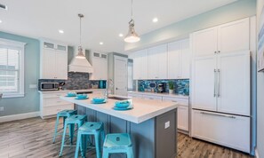 House, 5 Bedrooms | Private kitchen