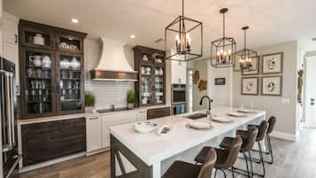 House, Multiple Beds | In-room dining
