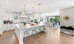 Talo, 6 makuuhuonetta | Yksityinen keittiö | Jääkaappi, mikroaaltouuni, leivänpaahdin