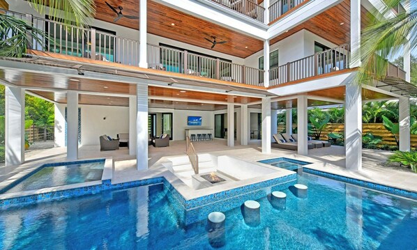 Talo, 6 makuuhuonetta | Ulkopuoli