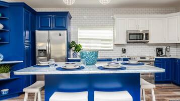 House, 4 Bedrooms | Private kitchen | Fridge, microwave, stovetop, dishwasher