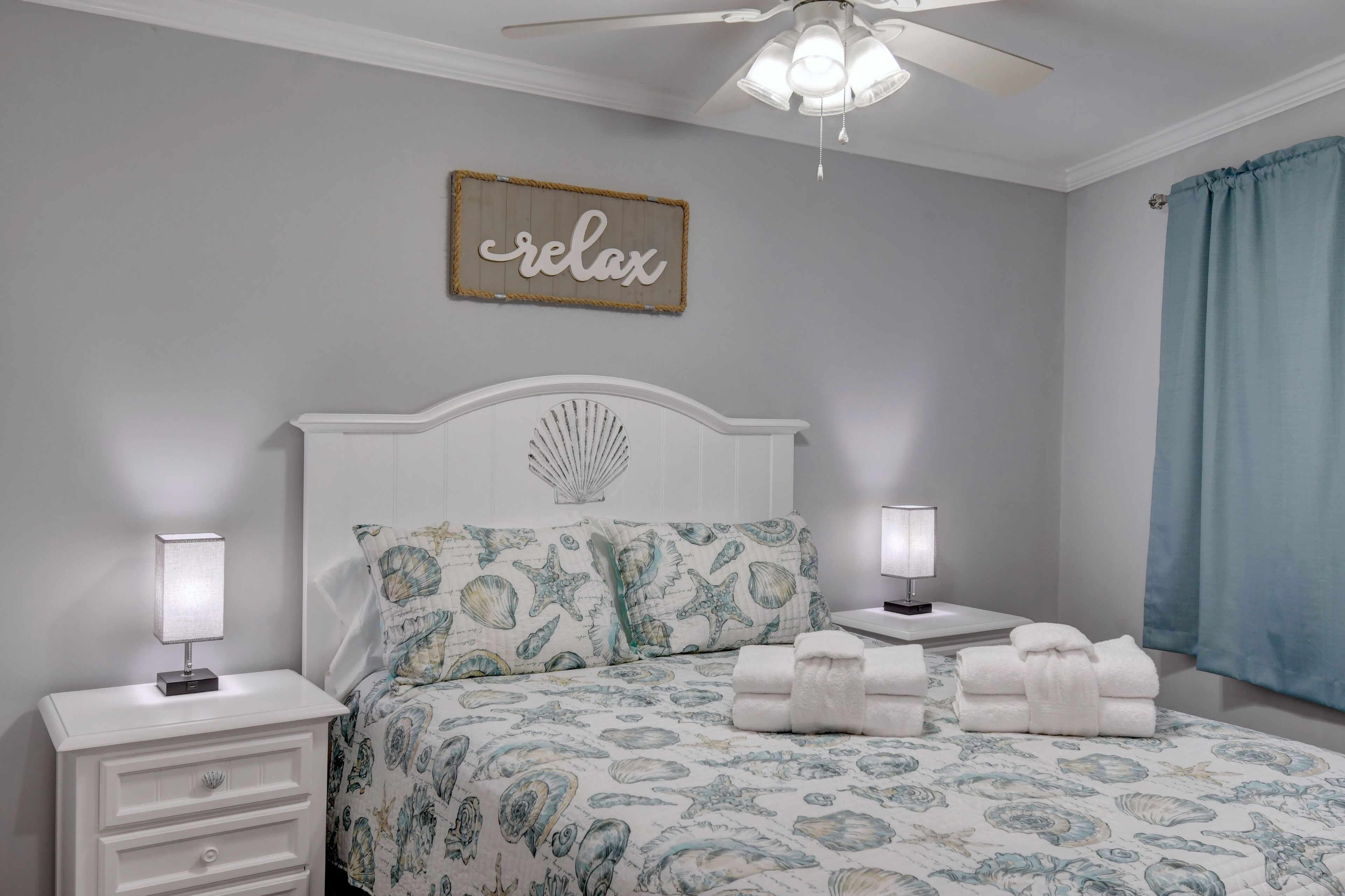 Such a beautiful place to sleep! Comfortable Queen bed, Cable TV and closets!