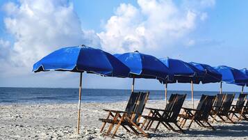 Sur la plage, chaise longue