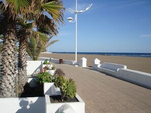 On the beach, sun-loungers - Dlx-Bungalow. Traumhafte Privatanlage direkt am Meer-/Pool/Glasfaser-. (Playa Honda)