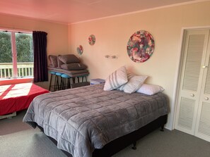 5 bedrooms, travel crib