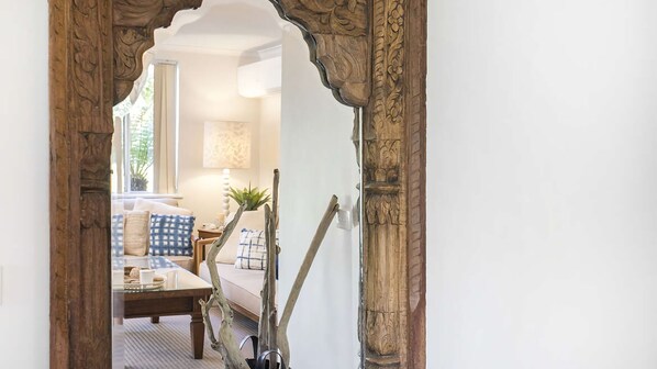Een interieur van een kamer met een eettafel, stoelen en een bank.