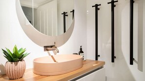 Douche, sèche-cheveux, serviettes fournies