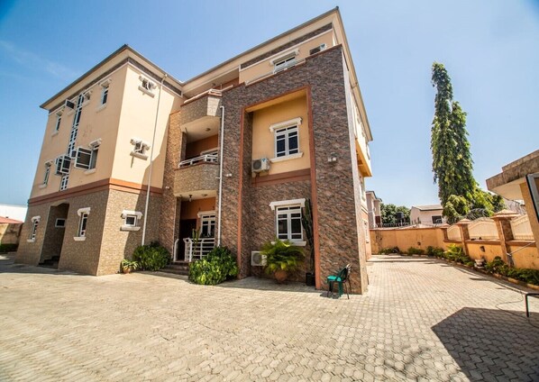 Exterior - Utobert Spacious 3BR fully-serviced Residence (Abuja)