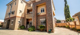 Utobert Spacious 3BR fully-serviced Residence